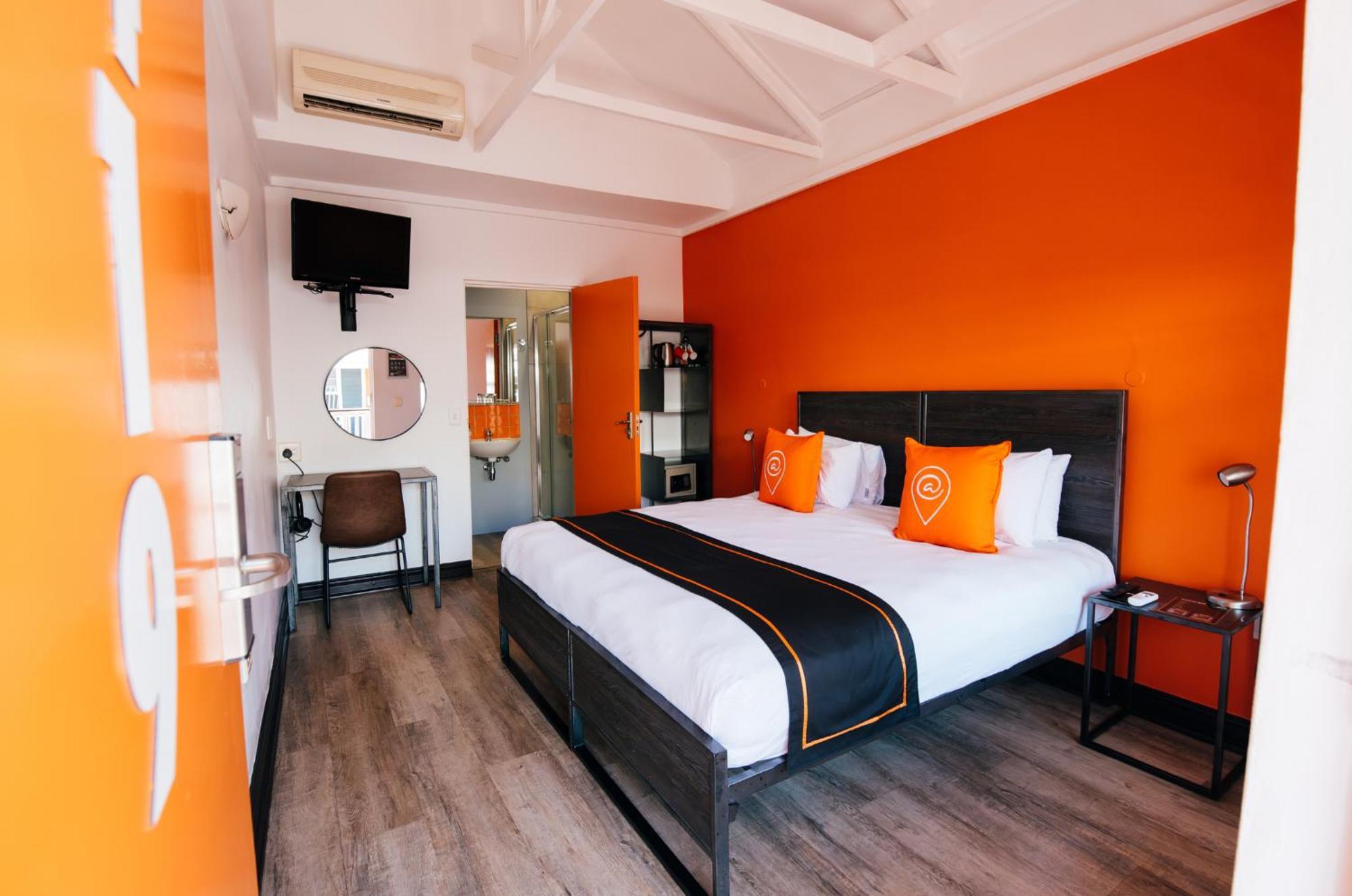 King Bed Private Room En-Suite Bathroom